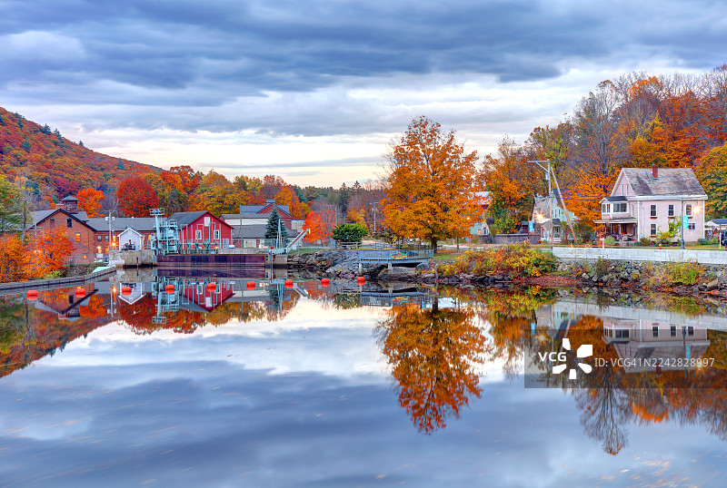 马萨诸塞州谢尔本瀑布的秋景图片素材