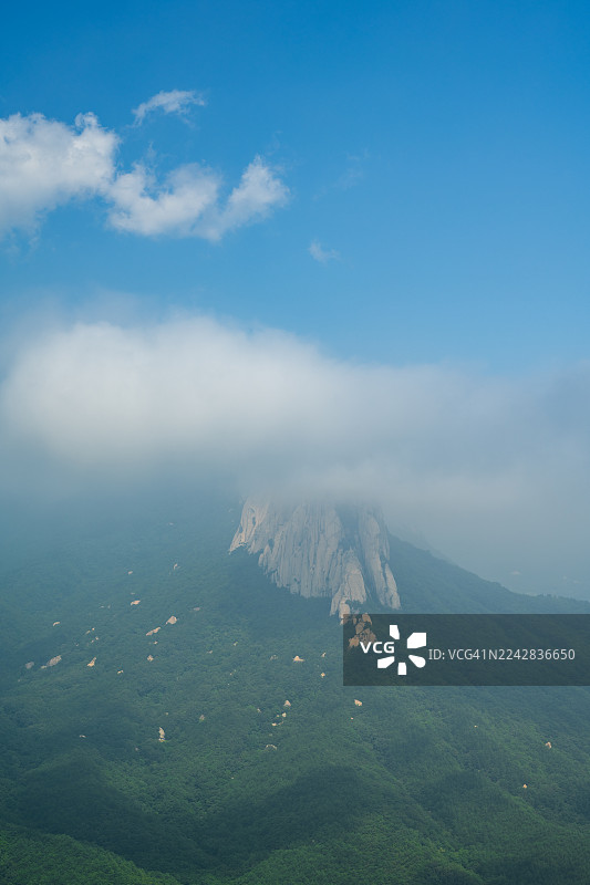 从雪岳山달마봉山顶看到的蔚山岩图片素材