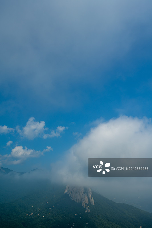 从雪岳山달마봉峰看到的蔚山岩图片素材