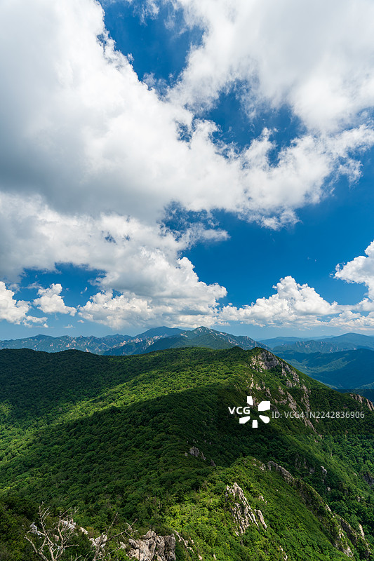 从安山看到的雪岳山风光与云彩图片素材