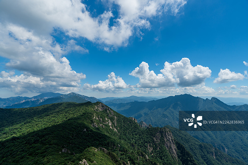从安山看到的雪岳山风光与云彩图片素材