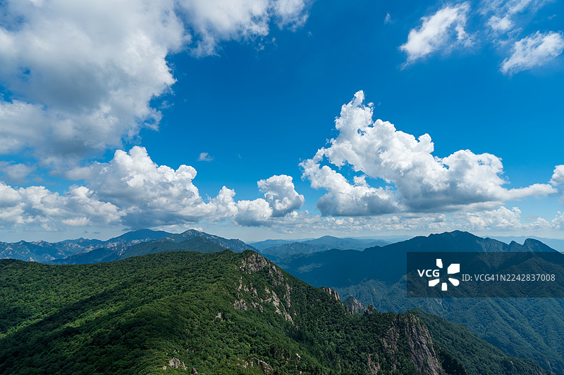 从安山看到的雪岳山风光与云彩图片素材