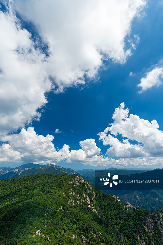 从鞍山远眺雪岳山风光与云景图片素材