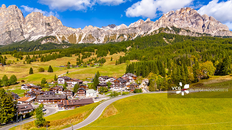 意大利南蒂罗尔，多洛米蒂山区的科尔蒂纳丹佩佐镇和波马加农山图片素材