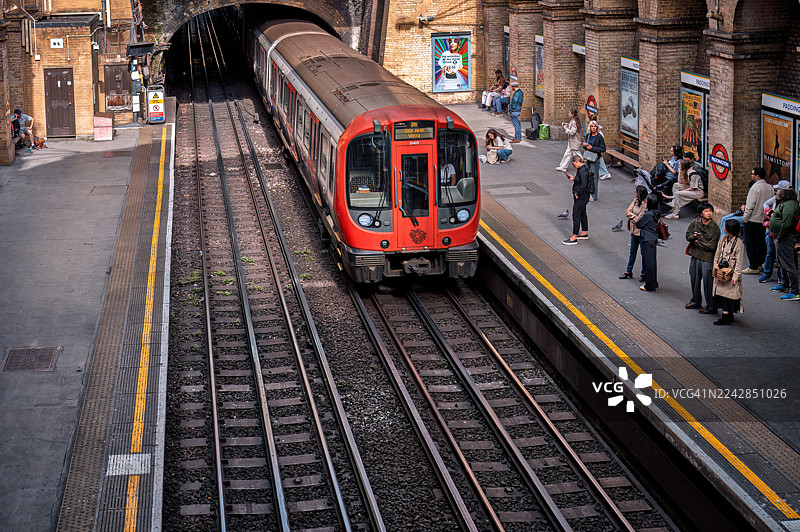 伦敦帕丁顿地铁站，开往维多利亚的环线列车景观图片素材