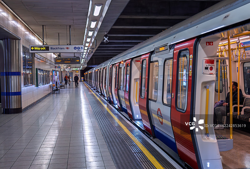 伦敦布莱克弗莱尔斯地铁站的火车图片素材