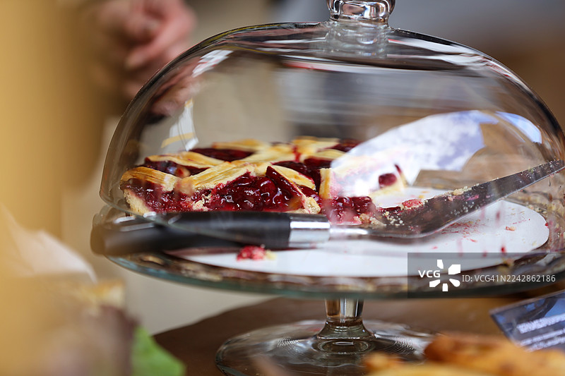 当地路边咖啡馆里新鲜出炉的樱桃派图片素材