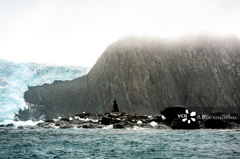 智利探险家路易斯·帕尔多（Yelcho船长）在象岛海岸的雕像。图片素材