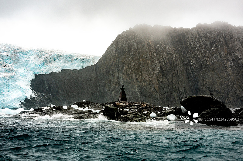 位于象岛海岸的“耶尔乔”舰长路易斯·帕尔多雕像。图片素材
