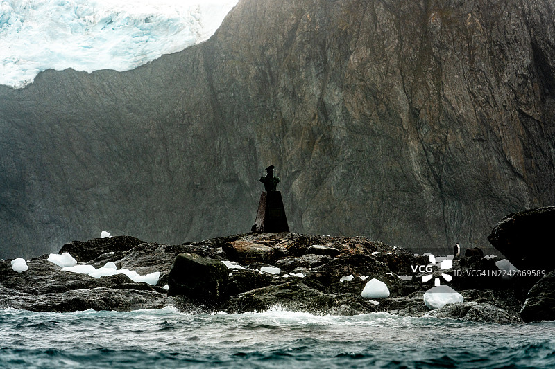 在象岛岸边，“耶尔乔”号船长路易斯·帕尔多（Luis Pardo）的雕像。图片素材