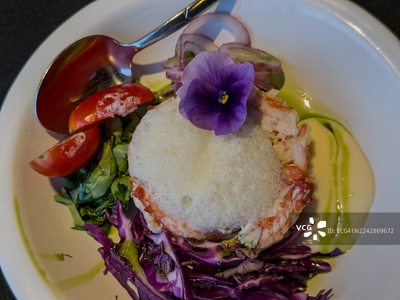 新鲜螃蟹搭配蔬菜和泡沫图片素材