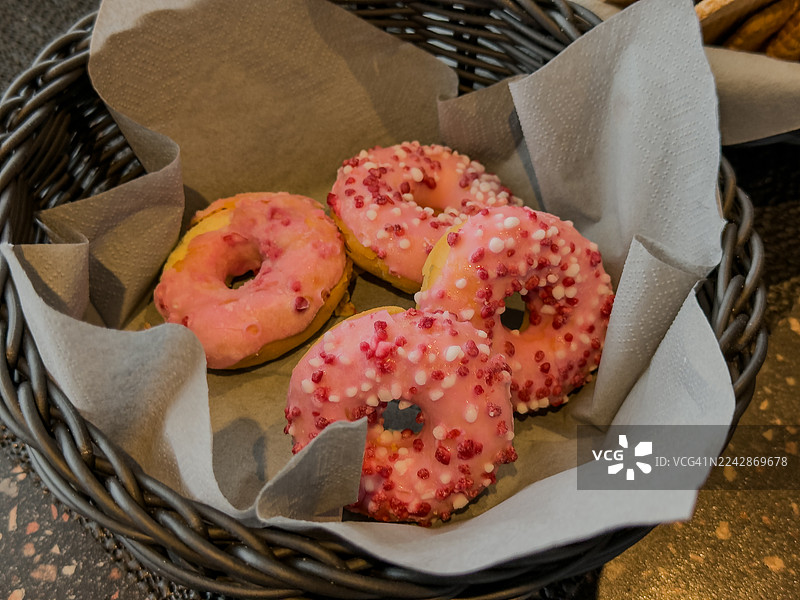 粉色糖霜甜甜圈图片素材