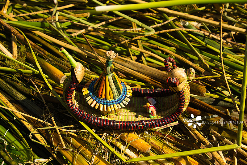 乌鲁族浮岛，的的喀喀湖，秘鲁，由托托拉芦苇制成的小船图片素材