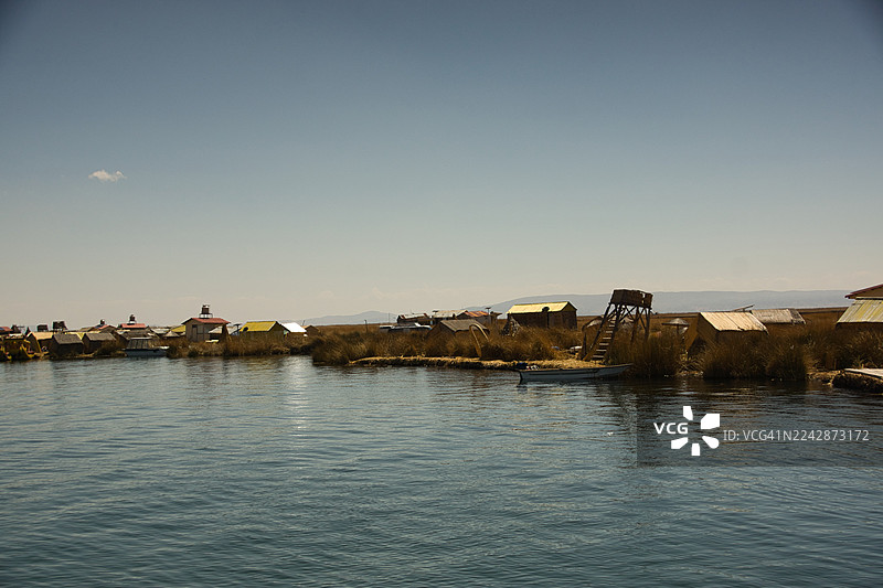 的的喀喀湖上的乌鲁斯浮岛和村庄图片素材