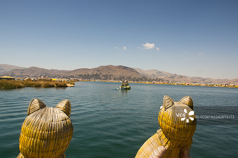 芦苇制作的船只，的的喀喀湖上的水上浮岛。图片素材