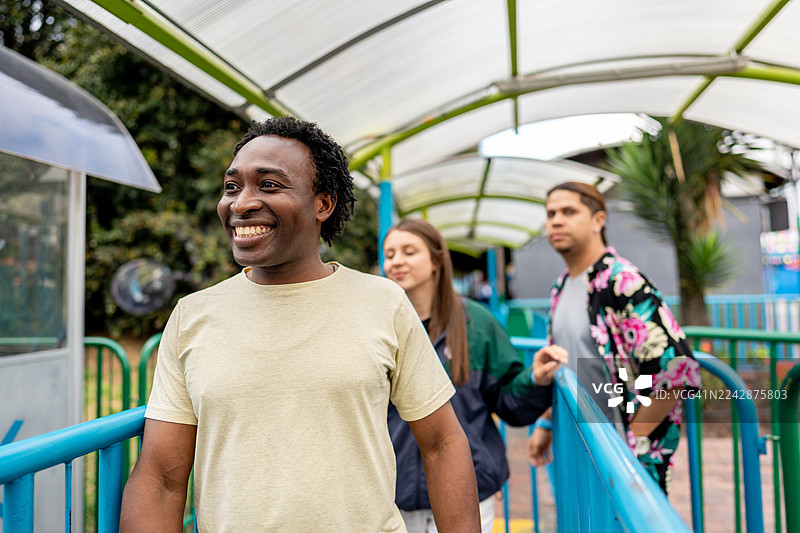 朋友们在游乐园享受一天的时光图片素材