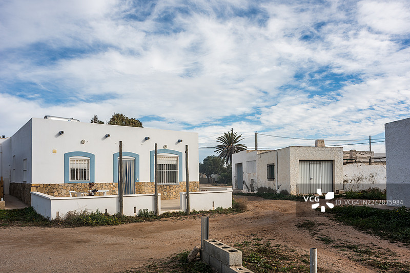 蓝天白云下的西班牙乡村白墙民居图片素材