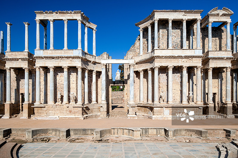 西班牙梅里达古罗马剧院，一座历史地标，在晴朗的蓝天下展示着宏伟的建筑图片素材