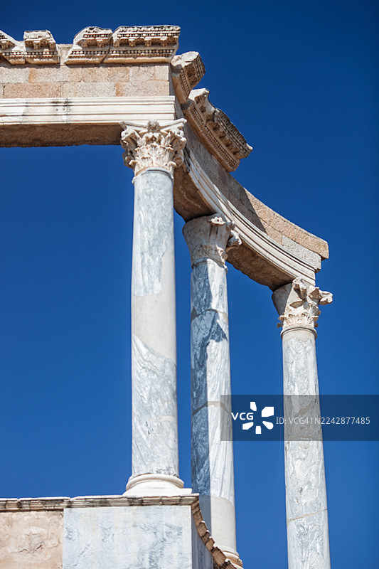 古罗马柱子在晴朗的蓝天下，展现历史遗迹的宏伟，西班牙图片素材