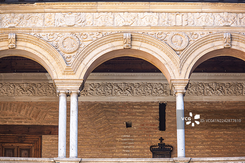 从低角度看西班牙塞维利亚古老历史建筑的拱门和雕刻细节图片素材