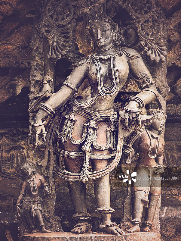 一位女士正在化妆,手中拿着槟榔叶。摩尼卡(Madanikas)或维鲁的少女是指在印度卡纳塔克邦维鲁霍萨拉·切纳凯萨瓦寺(Hoysala Chennakeshava Temple)发现的 42 座精心雕刻的天女雕像。图片素材