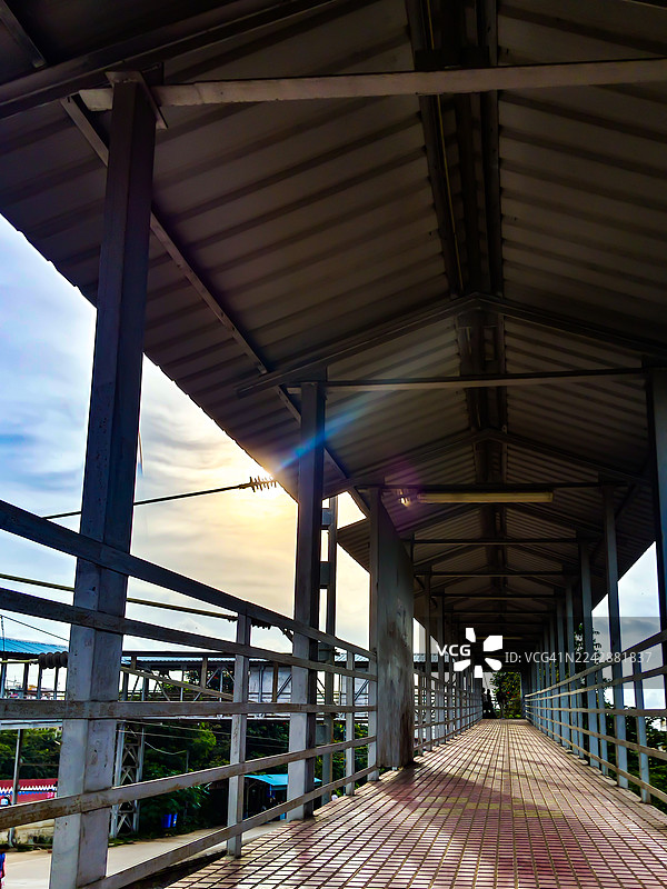 印度班加罗尔，人行天桥的带顶长廊，尽头是明朗的天空图片素材