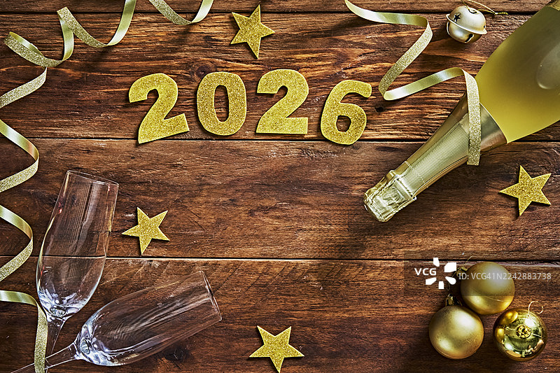 新年快乐！质朴木桌上的圣诞装饰俯视图。图片素材