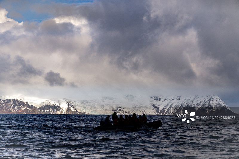 背景为库克群岛，座驾正在探索图勒岛和库克群岛之间的区域。图片素材