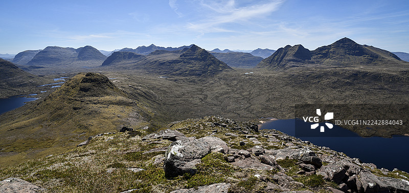苏格兰高地，英国，联合王国，鲍斯贝恩，壮丽的山景，宁静的湖泊，在晴朗的蓝天下图片素材