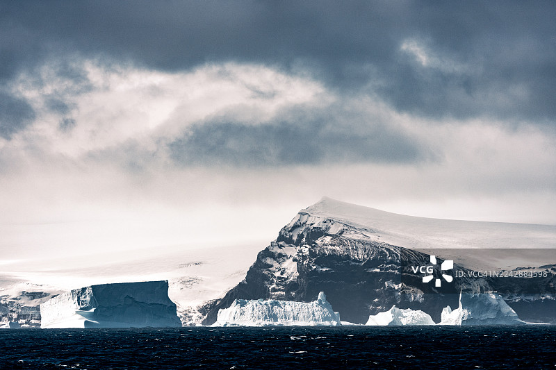布里斯托尔岛附近搁浅的冰山。图片素材
