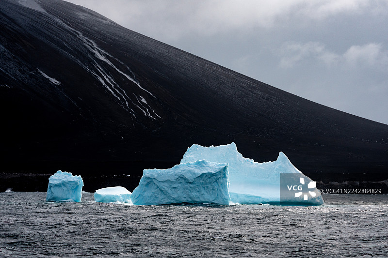 扎瓦多斯基岛的冰山，伴有云彩和火山。图片素材