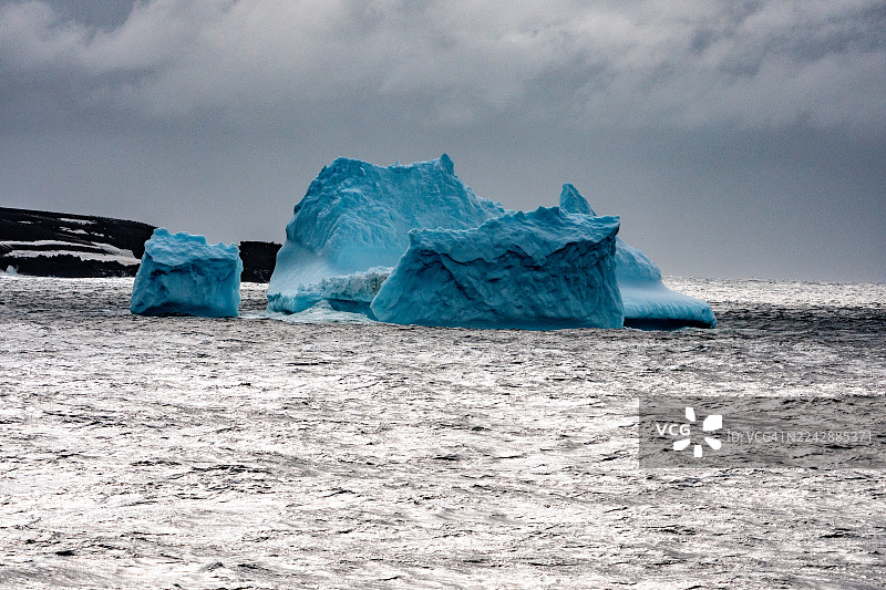 扎瓦多斯基岛冰山与云彩图片素材