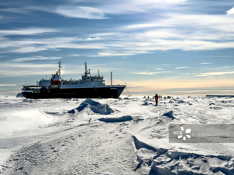 瓦赫塞尔湾的冰上船只图片素材