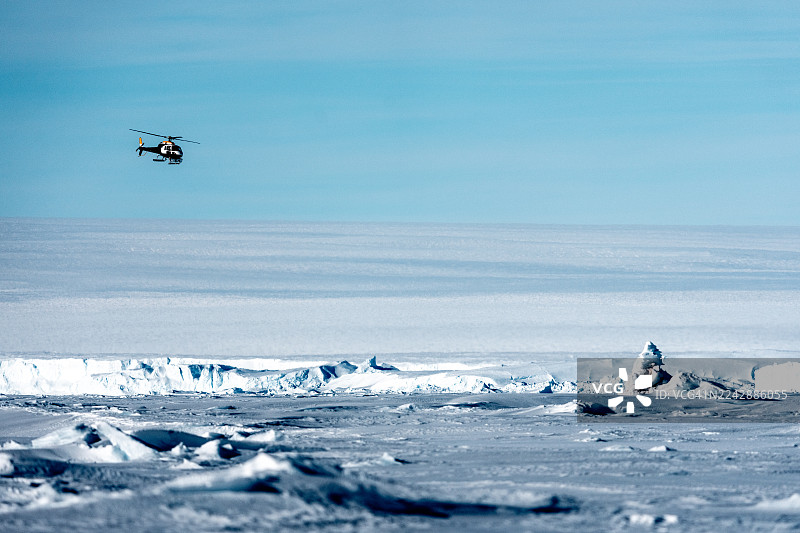 直升机飞越冰面图片素材
