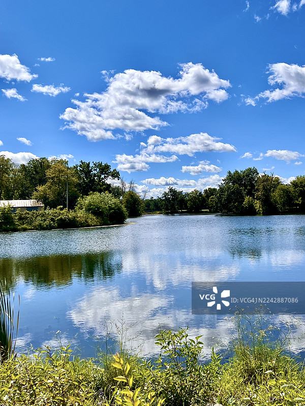 晴朗天气下，宁静的湖面倒映着蓝天白云，美国韦斯特菲尔德图片素材
