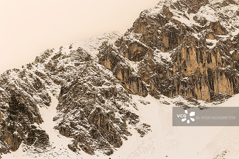 奥地利因斯布鲁克哈费莱卡，壮丽的雪山在晴朗的天空下巍然屹立，展现着粗犷之美与冬日宁静图片素材