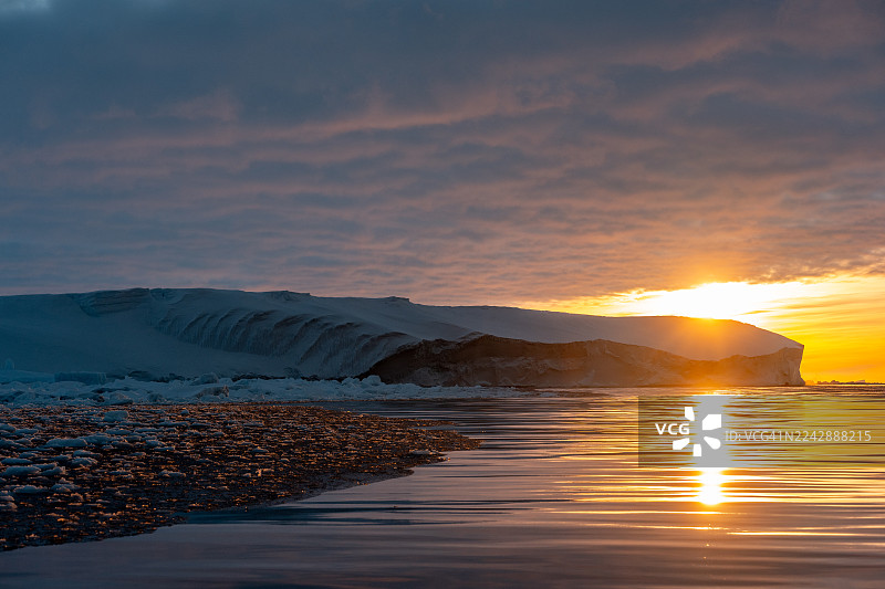南极威德尔海冰山的日落图片素材