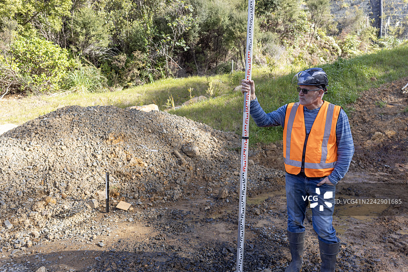 建筑开发工地的测量员图片素材