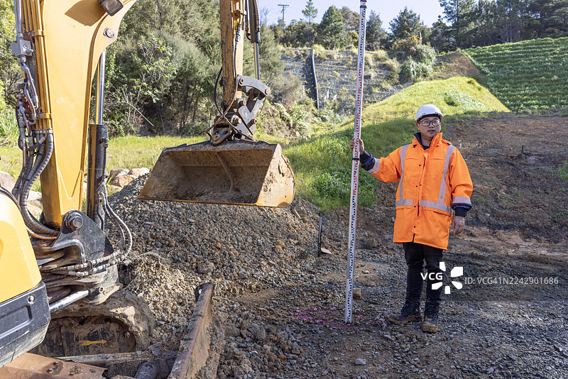 建筑开发工地的测量员图片素材