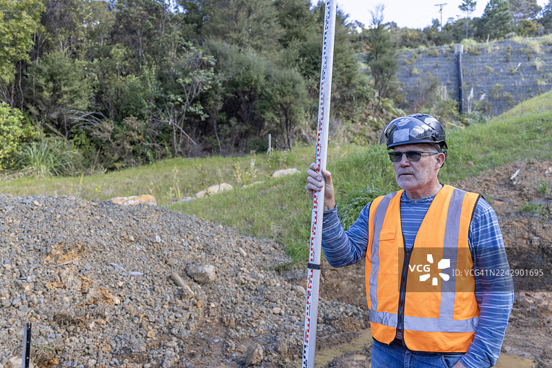 建筑开发工地的测量员图片素材