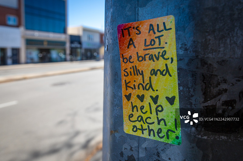 励志街头贴纸，鼓励善良与支持图片素材