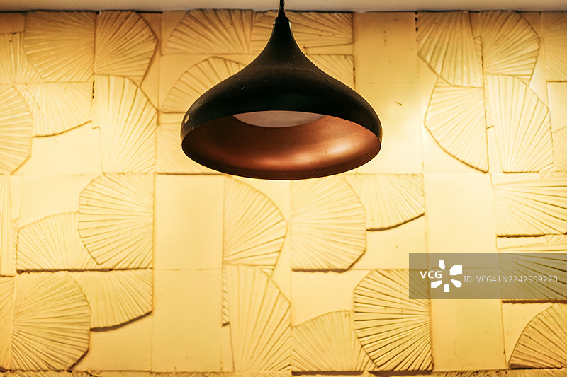 黄色的墙砖，带有热带棕榈叶图案图片素材