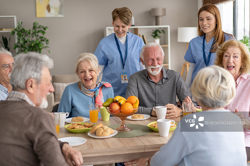 老人们开心地聚在一起享用早餐图片素材
