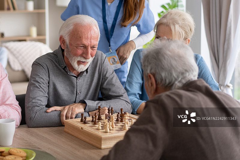 老年人之间激动人心的国际象棋比赛图片素材