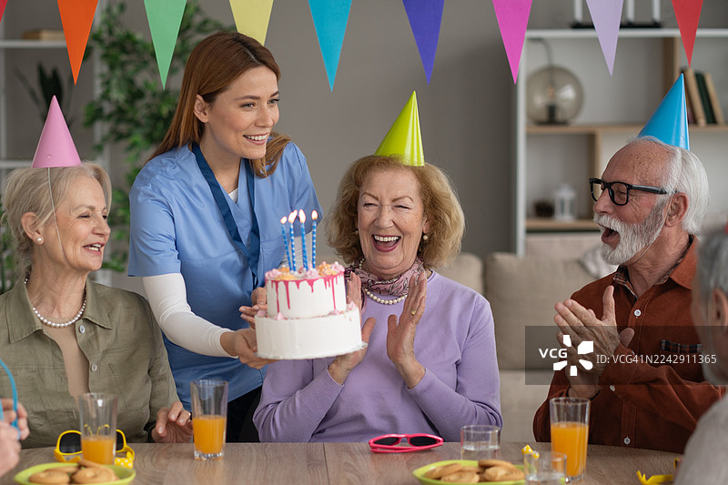 快乐的生日庆祝，有蛋糕和开心的笑脸图片素材