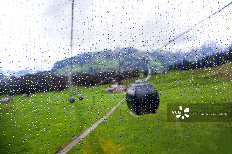 瑞士的铁力士缆车是一系列将游客送上铁力士山的空中缆车，其中最后的登顶部分是世界首个旋转缆车——铁力士旋转缆车。图片素材