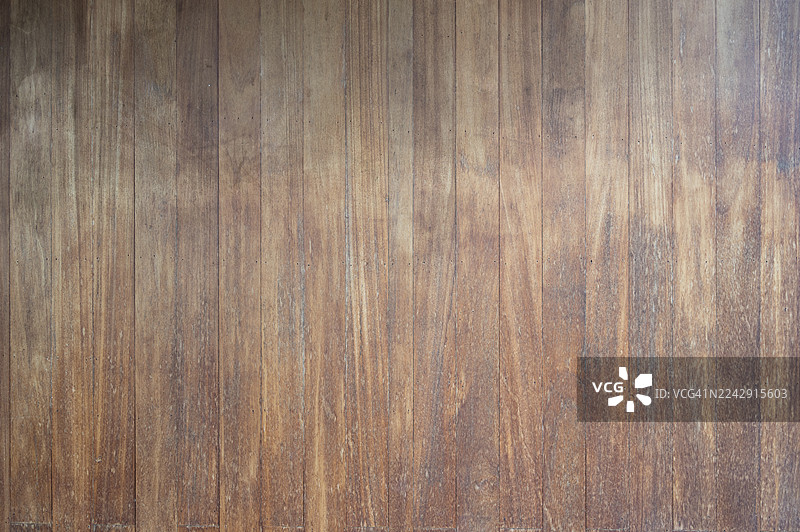 木材的纹理表面，木纹清晰可见，木材呈棕色。图片素材