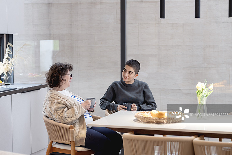 家人的参与能够提升老年患者的照护质量，尤其在照护失智症患者时，这种支持尤为重要。图片素材