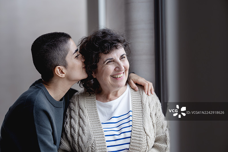 家人的支持在积极老龄化中发挥着至关重要的作用。亲人的情感支持就像一张无形的安全网，为老年人提供稳定感，减轻孤独感，并培养强烈的归属感。图片素材