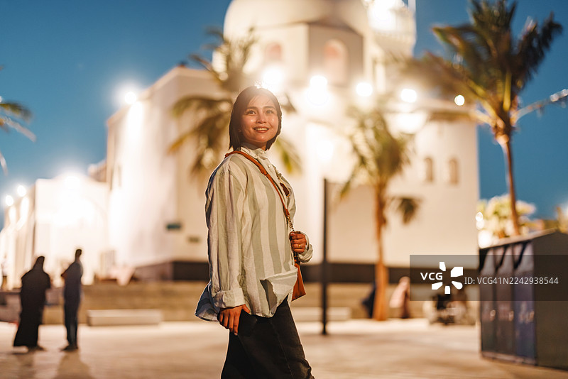 快乐的游客在吉达的阿尔拉赫玛清真寺游览图片素材
